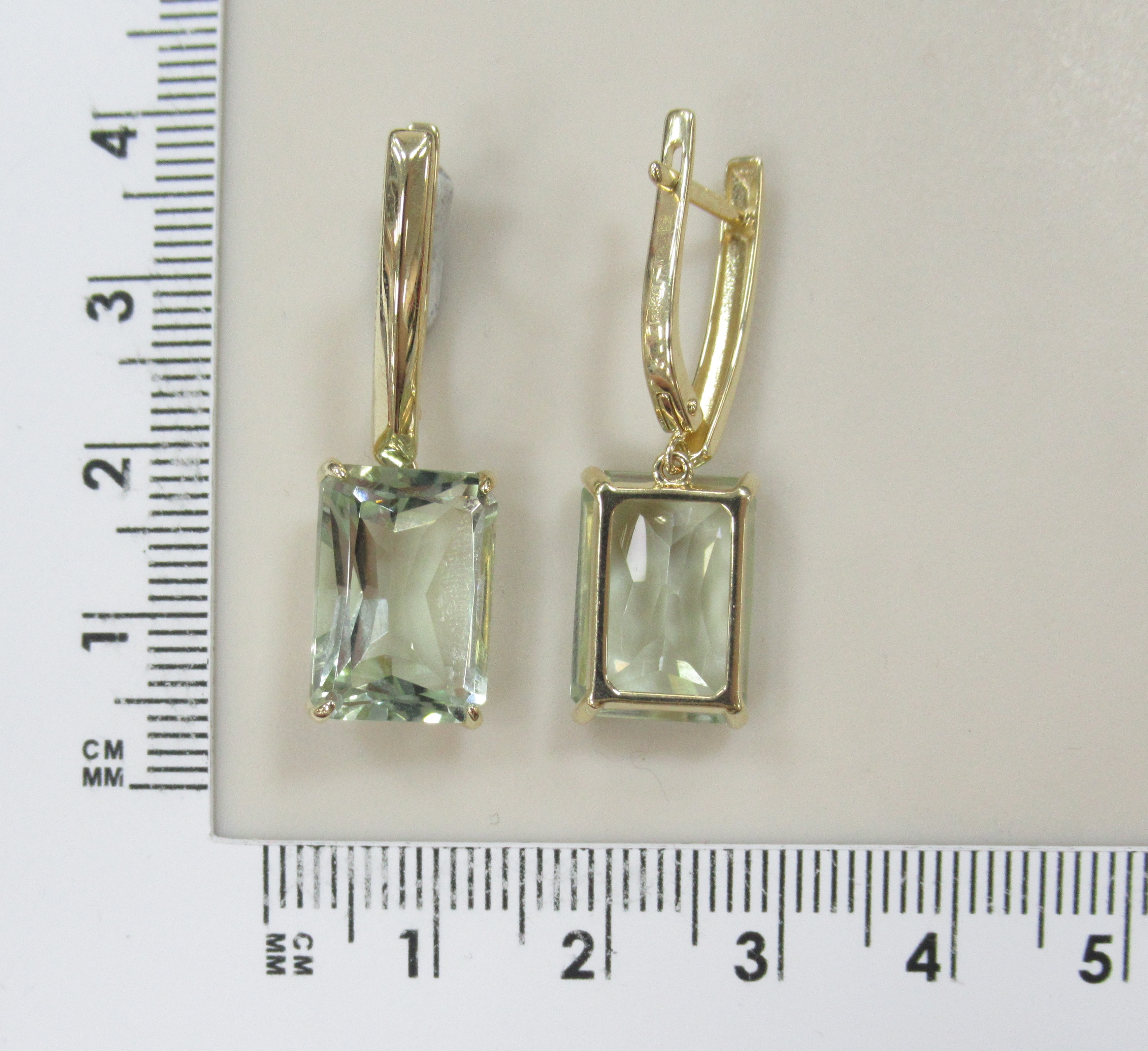 Серьги из желтого золота с зелеными аметистами